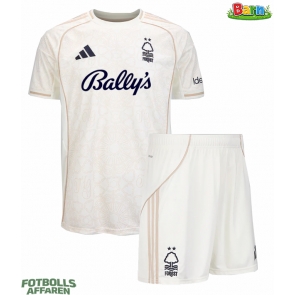 Nottingham Forest Bortaställ Barn 2025-26 Kortärmad (+ Korta byxor)